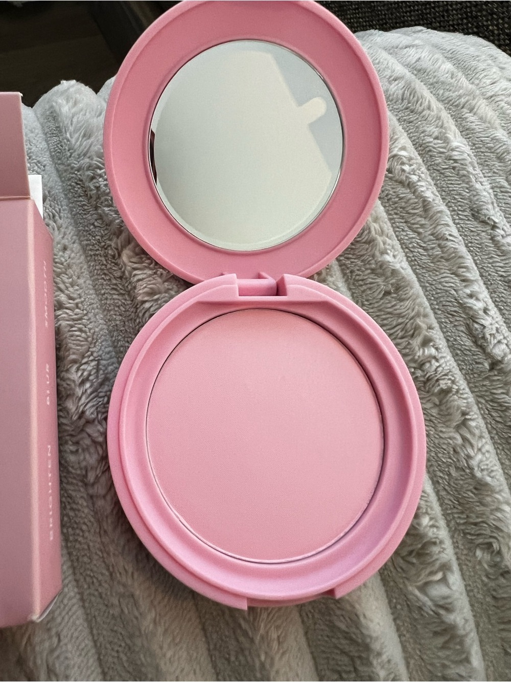 Doll 10  Pink Pressed Brightening Powder Compact - Picture 3 of 5